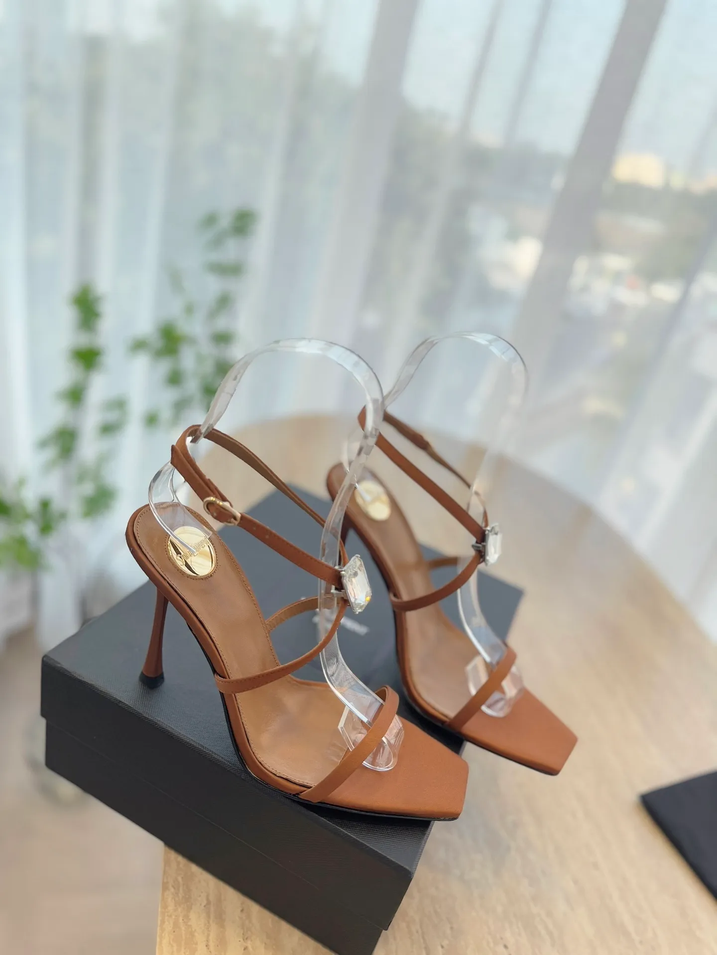 👟👟Ex-factory price 520👟👟 High version "SAINT LAUREN*" Saint Laurent YSL 25ss/spring and summer new catwalk style large rhinestone high-heeled shoes and sandals. Only YSL understands women's hearts best and does not accept refutation. It is a super invincible feminine artifact and a must-have for women (z-product full-body customization, own molded hardware accessories, perfect consistency). Compare the differences between pictures and goods on the market. ✔Upper: Customized imported calf patent leather/silk ✔Lining: Imported 🐑sheep leather ✔Sole: Imported genuine leather outsole ✔Heel height: 10.5cm ✔Number of yards: 35-39 (40 can be customized and non-returnable) (Full set of packaging)